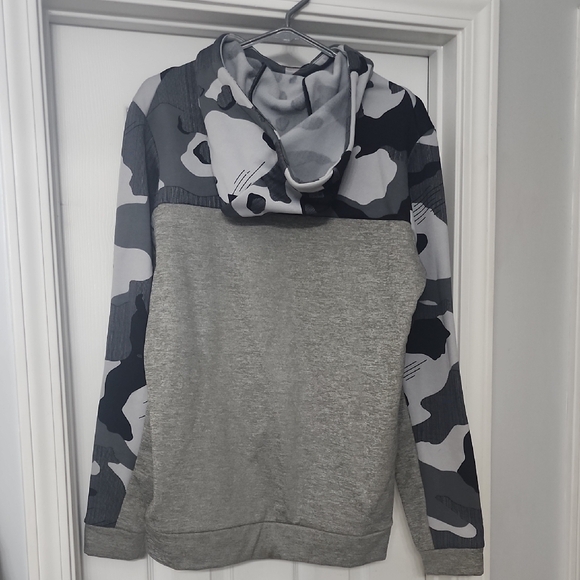 Nike Men's Black and Gray Patterned Hoodie - Picture 2 of 3